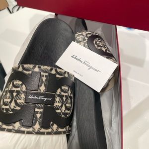 PreOwned Men’s Salvatore Ferragamo Slides (10.5)